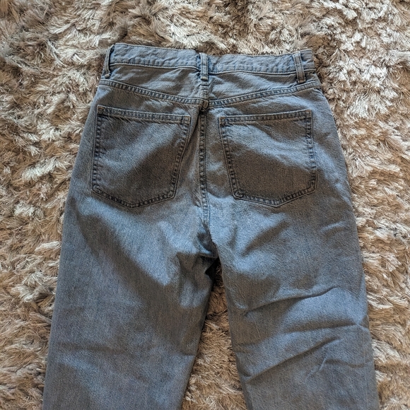 Uniqlo Mom High Waisted Cropped Light Wash Blue Jeans 25 - Picture 3 of 8